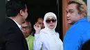 "Tapi kita juga lagi nunggu perkara 541, Bella sebagai termohon gugatan. Makanya kita kali ini cukup agak lama, tadi ada drama sedikit ya keluar masuk ruang sidang sampai lima kali,"kata Herlian Saksono kuasa hukum Bella Shofie.(Deki Prayoga/Bintang.com)