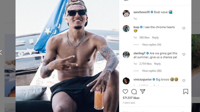 Pemain Borussia Dortmund yang menjadi incaran Manchester United, Jadon Sancho menghabiskan liburan musim panas di pantai (Instagram)