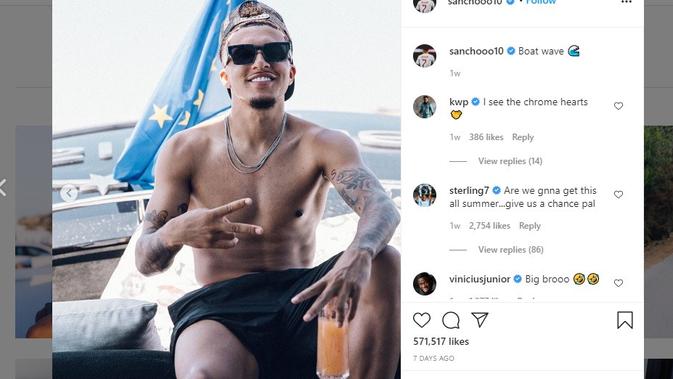 Pemain Borussia Dortmund yang menjadi incaran Manchester United, Jadon Sancho menghabiskan liburan musim panas di pantai (Instagram)