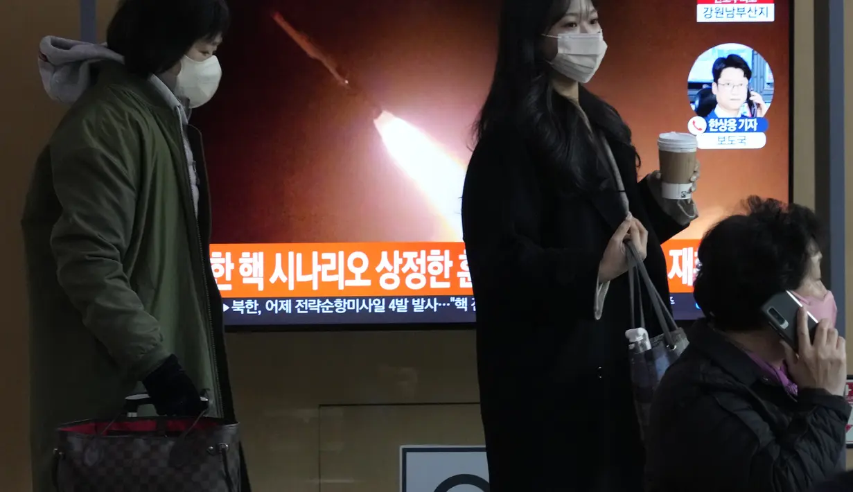 Layar TV menunjukkan gambar file peluncuran rudal Korea Utara selama siaran program berita di Stasiun Kereta Api Seoul di Seoul, Korea Selatan, Jumat (24/2/2023). Korea Utara pada hari Jumat mengatakan pihaknya menguji coba rudal jelajah jarak jauh di perairan lepas pantai timurnya sehari sebelumnya, menambah rentetan provokatif dalam demonstrasi senjata ketika saingannya meningkatkan pelatihan militer. (AP Photo/Ahn Young-joon)