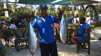 Nelayan Kampung Binyeri, Benyamin Msen memperlihatkan tangkapan ikannya. (Foto: Liputan6.com / Katharina Janur)