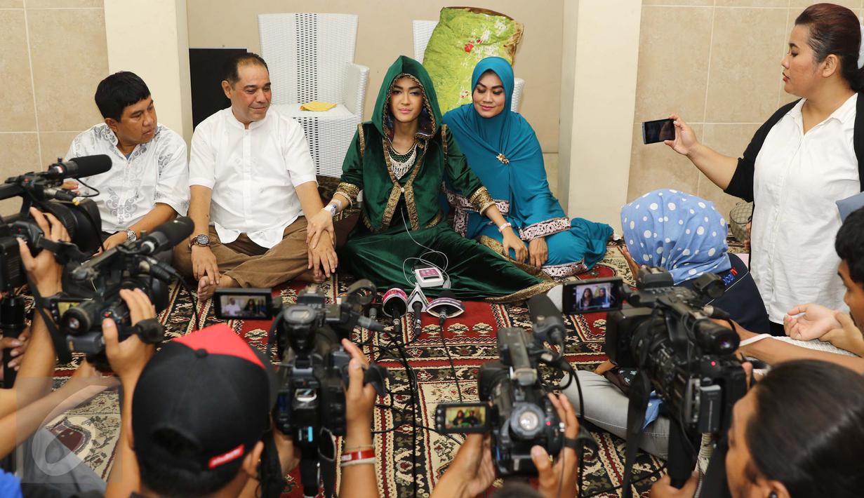 Julia Perez atau Jupe didampingi keluarganya memberikan keterangan usai acara pengajian di kediaman sang ibu, Sri Wulansih, di Kelapa Dua, Depok, Kamis (29/12). Terlihat Jupe masih menggunakan infusan di tangan kanannya. (Liputan6.com/Herman Zakharia)