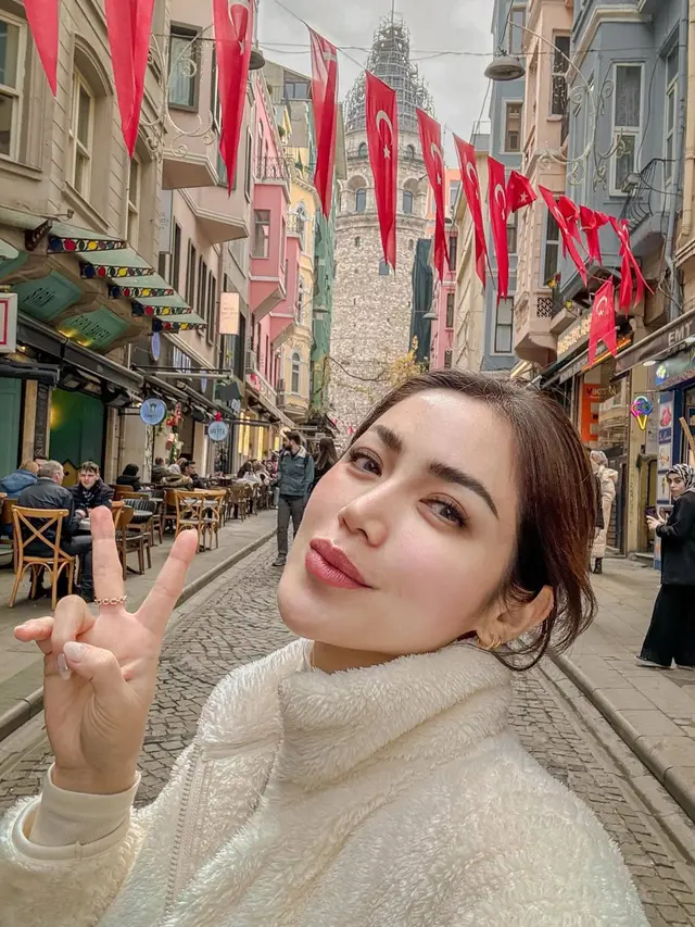 Potret Liburan Jessica Iskandar ke Turki, Seru Menginap di Hotel Bernuansa Gua