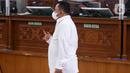 Terdakwa kasus pembunuhan Brigadir Yosua, Kuat Ma'ruf seusai menjalani sidang dengan agenda pembacaan vonis dari majelis hakim di PN Jakarta Selatan, Selasa (14/2/2023). Kuat mengangkat jari membentuk tanda metal usai divonis Majelis Hakim 15 tahun penjara. (Liputan6.com/Herman Zakharia)