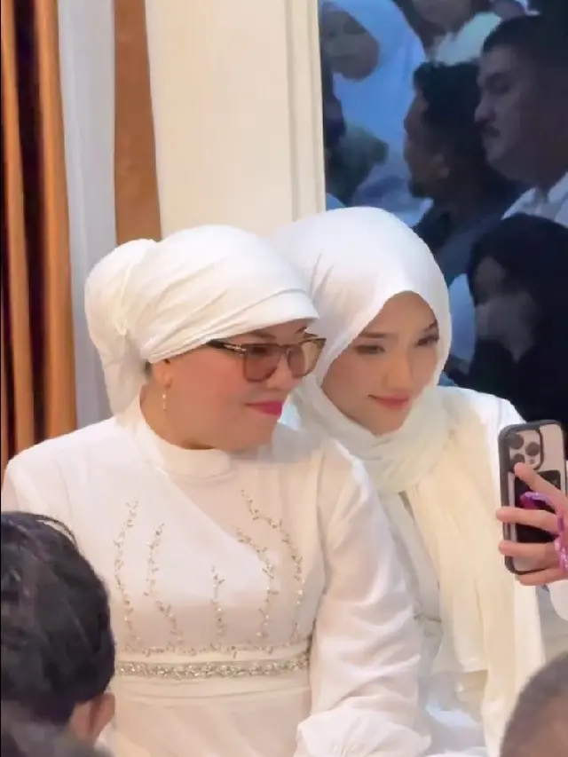 Potret Fuji Berhijab Syari di Momen Pengajian Frans Faisal (credit: instagram/fuji_an)