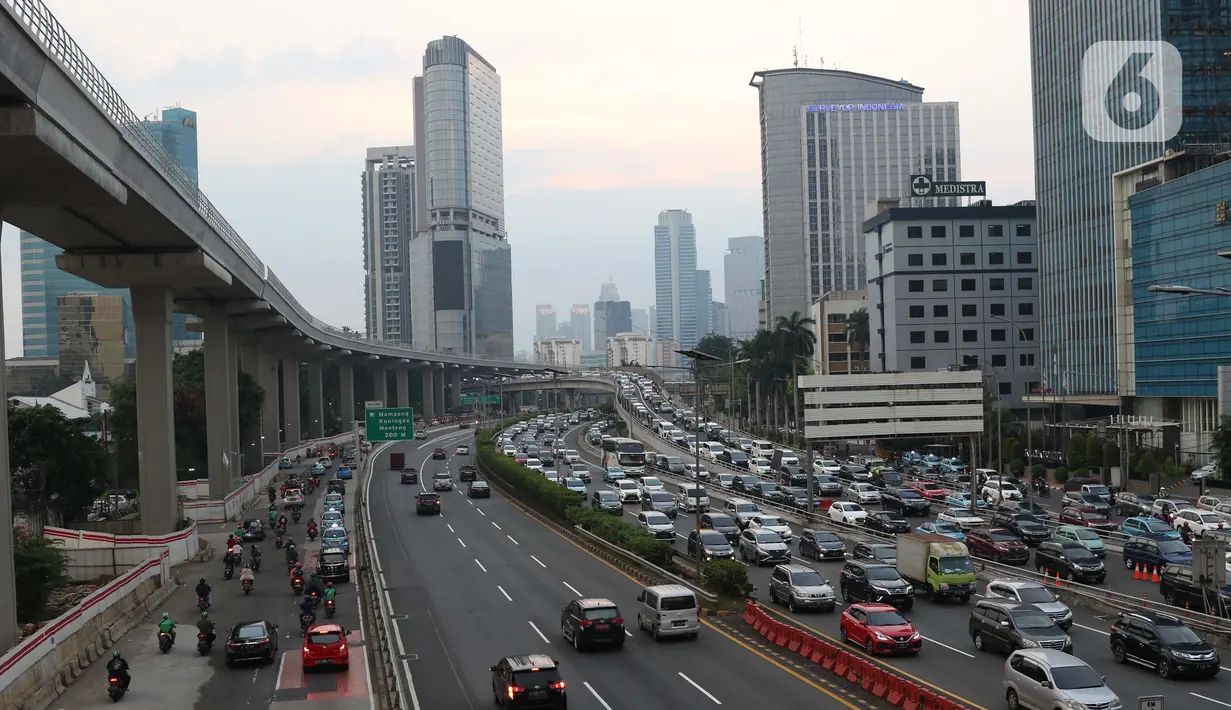 Suasana kepadatan arus lalin di sekitar pintu masuk Tol Dalam Kota Jalan Gatot Subroto, Jakarta, Jumat (29/5/2020). Meski masa Pembatasan Sosial Berskala Besar (PSBB) di Jakarta baru akan diumumkan 4 Juni mendatang, namun jalanan Ibu Kota mulai dipadati kendaraan. (Liputan6.com/Helmi Fithriansyah)