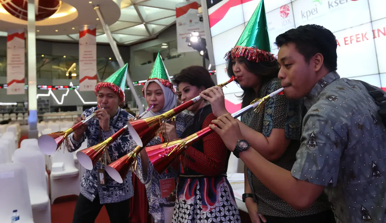 Sejumlah karyawan meniup terompet saat penutupan Indeks Harga Saham Gabungan (IHSG) 2018 di Kantor BEI, Jakarta, Jumat (28/12). IHSG dibuka di zona hijau hari ini. (Liputan6.com/Angga Yuniar)