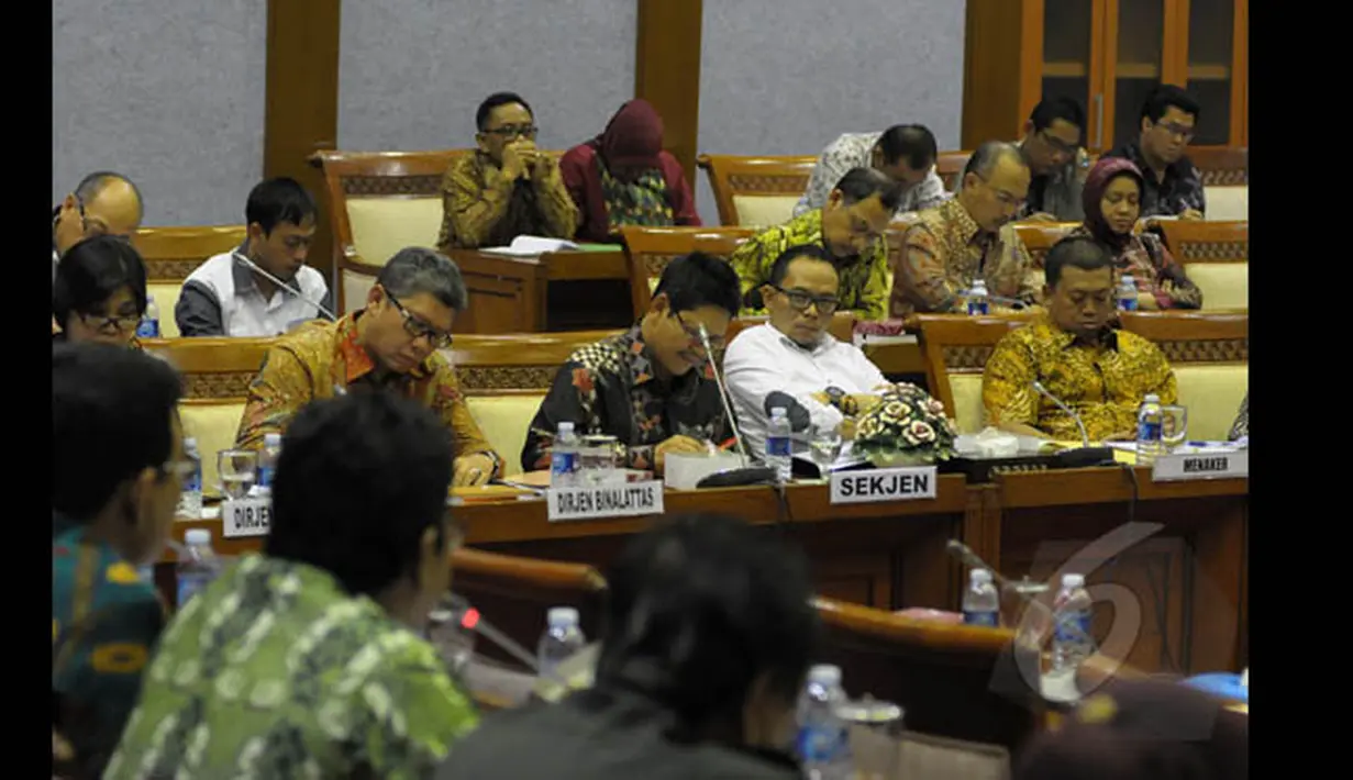 Menaker Hanif Dhakiri (kedua dari kanan), Kepala BNP2TKI Nusron Wahid (kanan) mengikuti rapat kerja dengan Komisi IX DPR RI di ruang rapat Komisi IX di DPR RI, Senayan, Jakarta, Kamis (22/1/2015). (Liputan6.com/Andrian M Tunay)