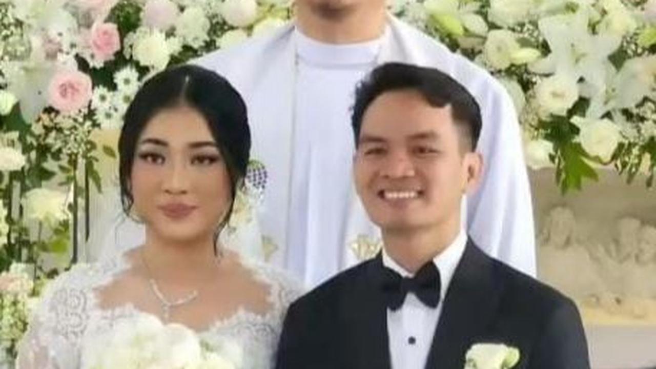 Usai pemberkatan, keduanya menggelar pesta pernikahan di Maria Convention Hall dengan nuansa emas dan hitam yang terlihat mewah.