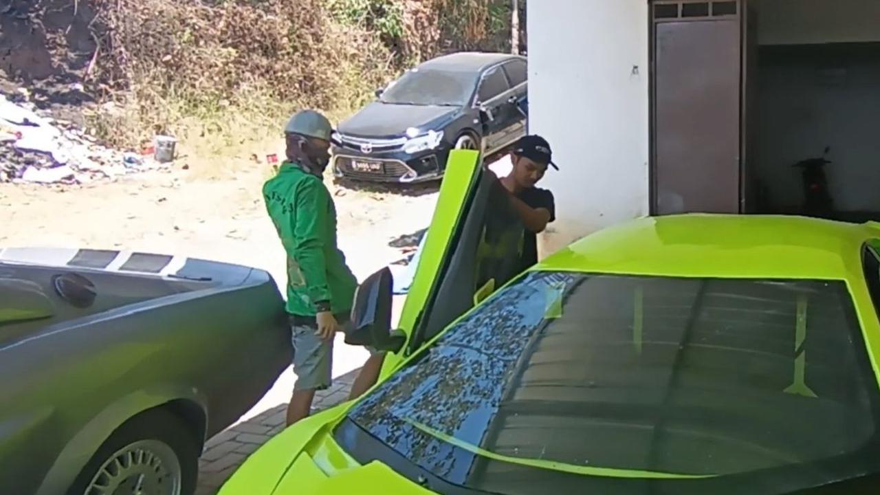 Bengkel milik Mahardika Bayu Aji (24) di Kota Batu, Jawa Timur dipenuhi mobil mewah berbagai merek yang terparkir berjajar di halaman.