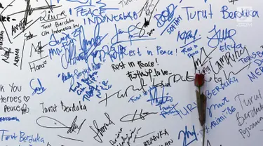 Sekuntum bunga diletakkan di depan banner tulisan dukungan buat Polri pasca kerusuhan di Rutan cabang Salemba Mako Brimob saat acara Car Free Day di Kawasan Bundaran Hotel Indonesia, Jakarta, Minggu (13/5). (Liputan6.com/Helmi Fithriansyah)