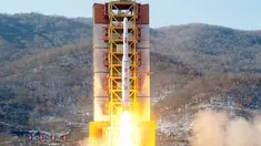 Korea Utara meluncurkan roket jarak jauh di lokasi peluncuran, Sohae, (7/2). Korea Utara mengatakan bahwa roket yang diluncurkan adalah sebuah satelit tetapi banyak kalangan yang menolak peluncuran roket tersebut. (REUTERS / Kyodo)