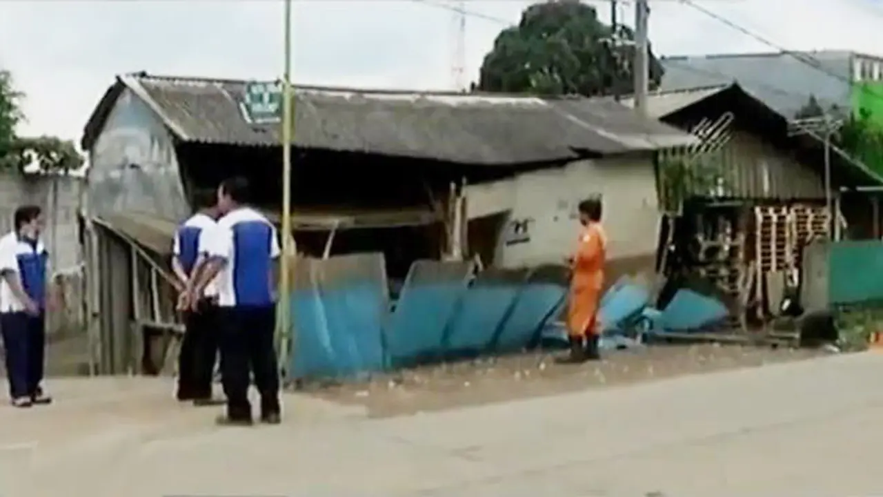 Polisi Tabrak Pemotor