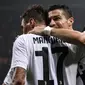 Bintang Juventus, Cristiano Ronaldo berselebrasi usai menciptakan gol kedua bagi Juventus ke gawang AC Milan pada lanjutan laga serie a yang berlangsung di stadion San Siro, Milan (12/11). Juventus menang 2-0. (AFP/Marco Bertorello)