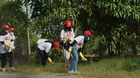 Karyawan Sampoerna membersihkan sampah di sekitar kawasan Mangrove di Surabaya dan Jakarta. (Liputan6.com)
