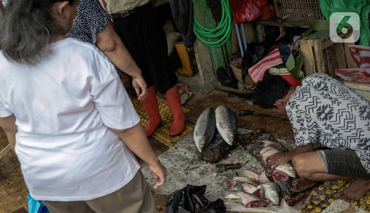 Pedagang memotong ikan bandeng yang dia jual di kawasan Rawa Belong, Jakarta, Selasa (21/1/2020). Bandeng yang biasanya menjadi hidangan khas saat Tahun Baru Imlek tersebut mulai ramai diperdagangkan di Rawa Belong. (Liputan.com/Faizal Fanani)
