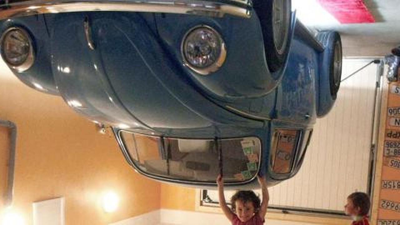 Rumah aneh ini bikin mobil menempel di atap garasi