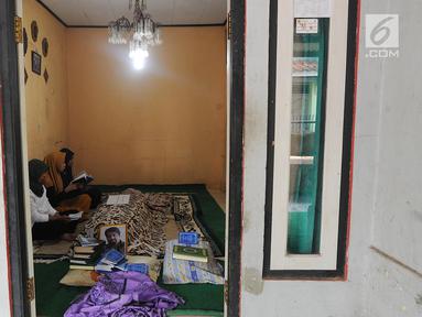 Keluarga berdoa di samping mendiang terpidana mati kasus penyelundupan narkoba Zulfikar Ali  di Desa Ciangka, Ciampe, Bogor (2/6). Zulfikar Ali  merupakan warga negara Pakistan. (Merdeka.com/Arie Basuki)