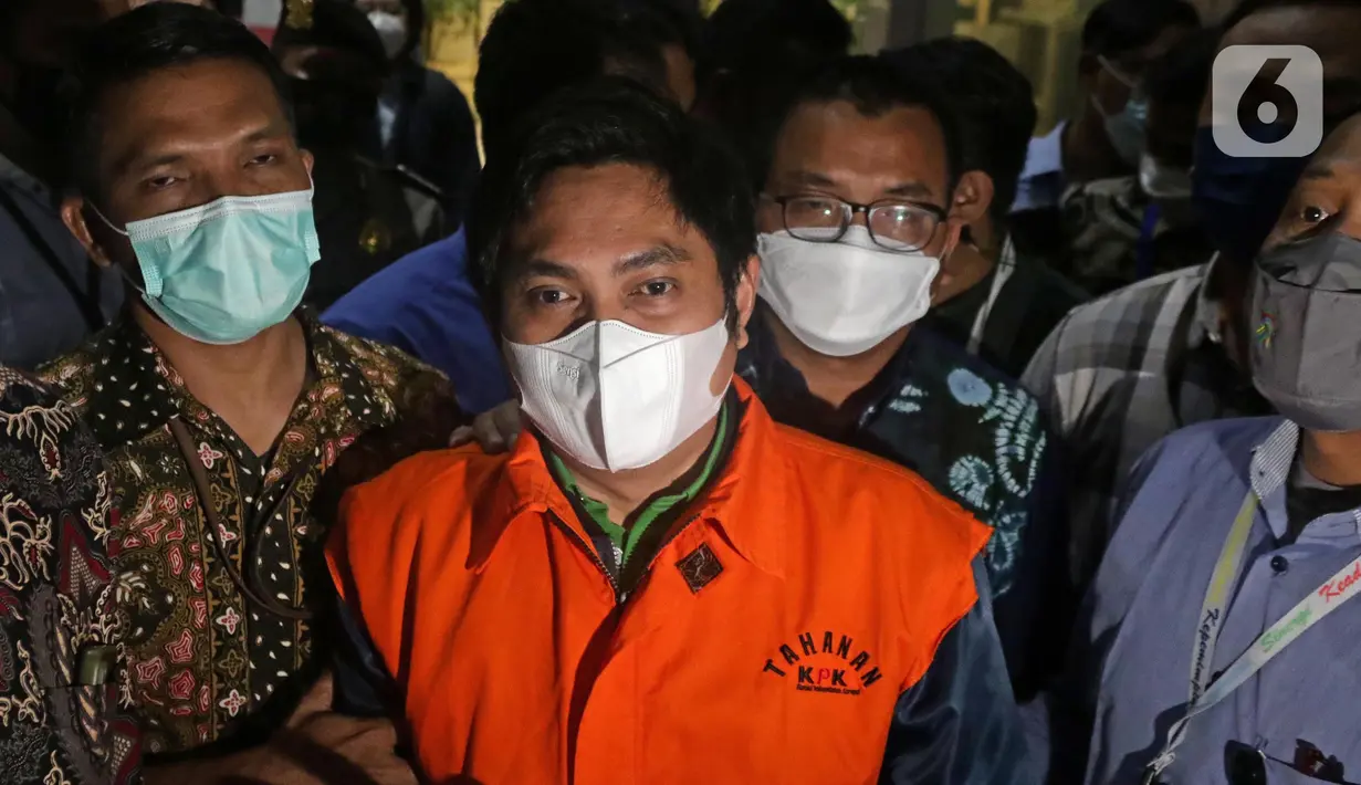 Bupati Tanah Bumbu periode 2010-2015 dan 2016-2018 yang juga kader Partai Demokrasi Indonesia Perjuangan (PDI-P), Mardani H. Maming usai dihadirkan rilis penahanan di Gedung KPK, Jakarta, Kamis (28/7/2022). Mardani disangkakan melanggar Pasal 12 huruf a atau Pasal 12 huruf b atau Pasal 11 UU Pemberantasan Korupsi juncto Pasal 55 ayat 1 ke-1 KUHP. (Liputan6.com/Helmi Fithriansyah)