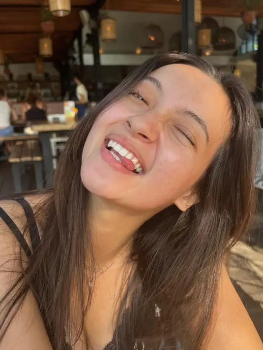 Tidak ada perbahan yang benar-benar mencolok di antara wajah Megan Domani tanpa makeup maupun sudah memakai makeup. (FOTO: instagram.com/megandomani1410)
