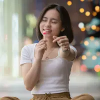 ilustrasi perempuan bahagia/Photo by Bach Tran on Unsplash