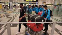 Skuat PSM saat tiba di Bandara Internasional Changi, Singapura (10/2/2020). (Bola.com/Abdi Satria)