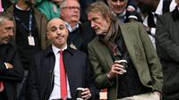 Pemilik Manchester United, Jim Ratcliffe (kanan), mencondongkan badan untuk berbicara dengan CEO Manchester United, Omar Berrada (kiri), dalam pertandingan Premier League antara Manchester City dan Manchester United di Stadion Etihad, Manchester, Inggris barat laut, pada 14 September 2025. (Oli SCARFF/AFP)
