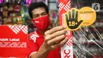 Pekerja toko kelontong “Sampoerna Retail Community (SRC) Barokah” memasang materi sosialisasi Program Pencegahan Akses Pembelian Rokok oleh Anak-anak (PAPRA) di Johar Baru, Jakarta, Senin (16/11/2020). PT HM Sampoerna Tbk sejak 2013 telah memprakarsai sejak tahun 2013. (Liputan6.com/Pool/SRC)