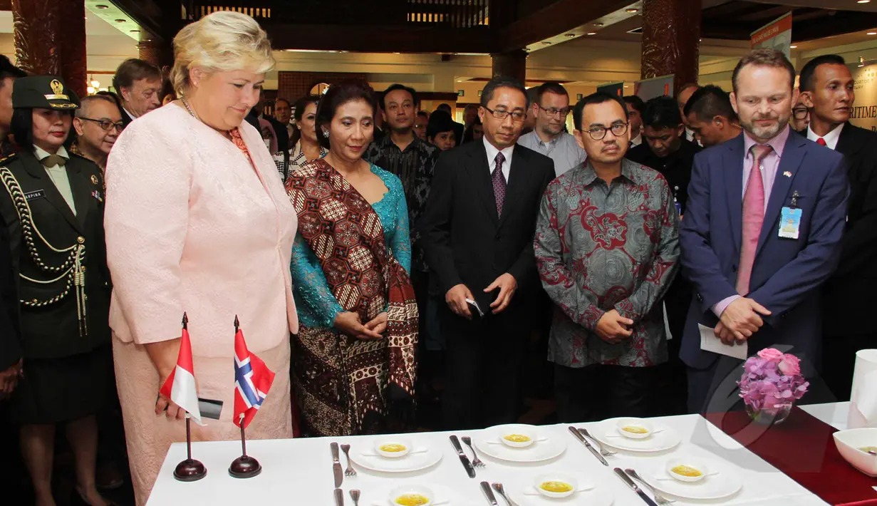PM Norwegia Erna Solberg, Menteri Susi Pudjiastuti dan Menteri ESDM, Sudirman Said saat menghadiri penandatangan kerjasama dalam bidang kelautan dan perikanan di Jakarta, Selasa (14/4/2015). (Liputan6.com/Helmi Afandi)