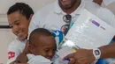 Mantan pesebak bola dunia Didier Drogba memeluk anak-anak saat melakukan acara amal organisasi internasional Peace and Sport, di Cartagena, Kolombia (19/3). (Cesar Carrion/Colombian Presidency/AFP)