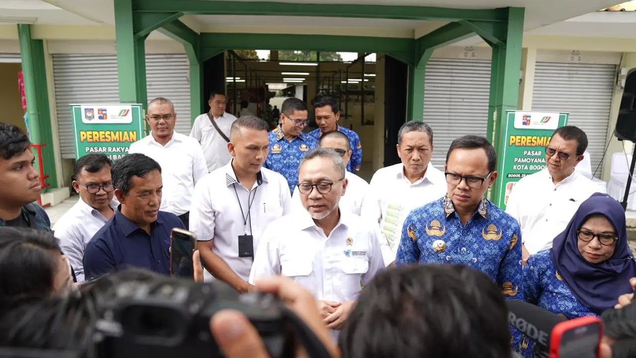 Menteri Perdagangan (Mendag) Zulkifli Hasan dan Wali Kota Bogor Bima Arya bersama-sama meresmikan dua pasar rakyat