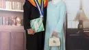 Adelia Pasha mendampingi Pasha Ungu wisuda mengenakan busana warna biru muda. Pasha Ungu resmi diwisuda setelah menempuh Pendidikan di Sekolah Tinggi Ilmu Administrasi (STIA) Pembangunan Palu tahun 2019 silam. [Instagram/@adeliapasha]