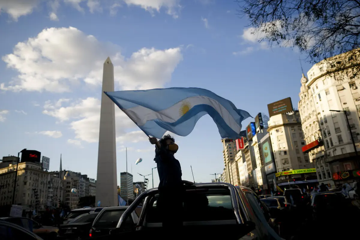 FOTO: Protes Kebijakan COVID-19, Warga Argentina Turun ke Jalan