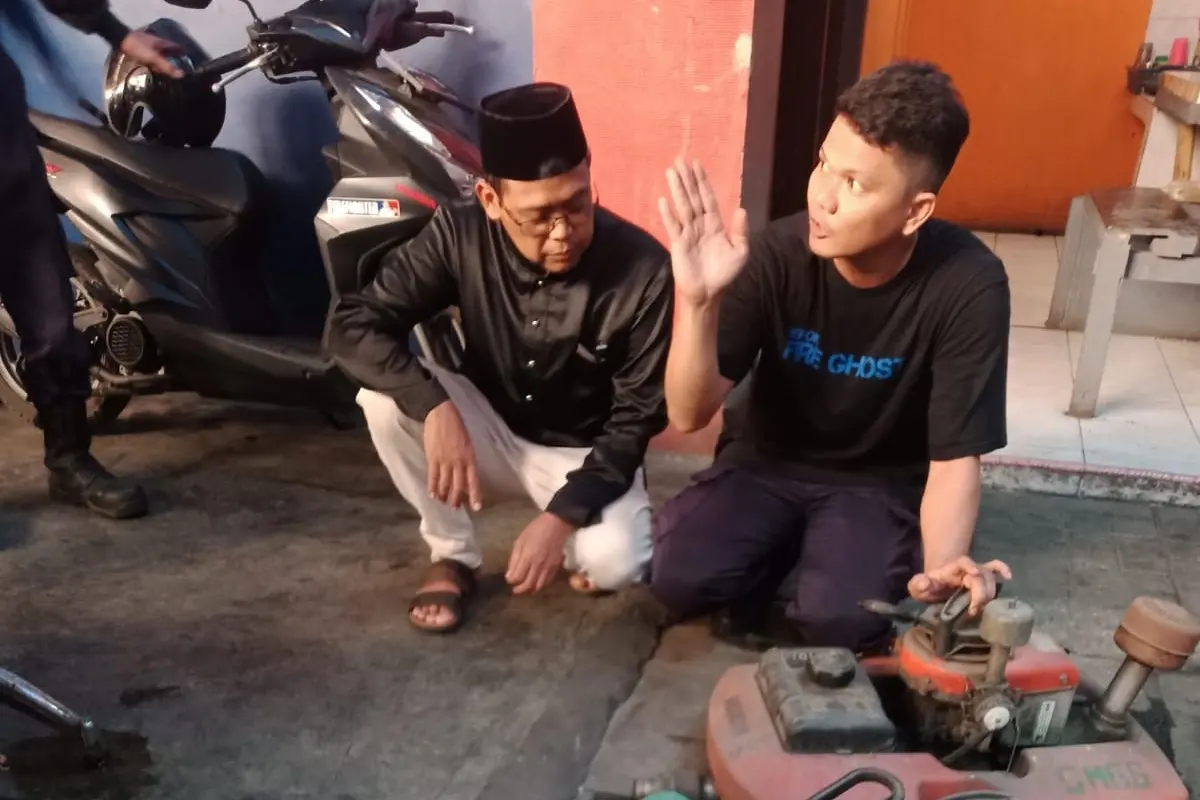 Anggota DPKP Kota Depok, Sandi Butar Butar menjelaskan sejumlah alat yang rusak kepada Wakil Wali Kota Depok, Imam Budi Hartono di UPT DPKP Cimanggis, Depok.