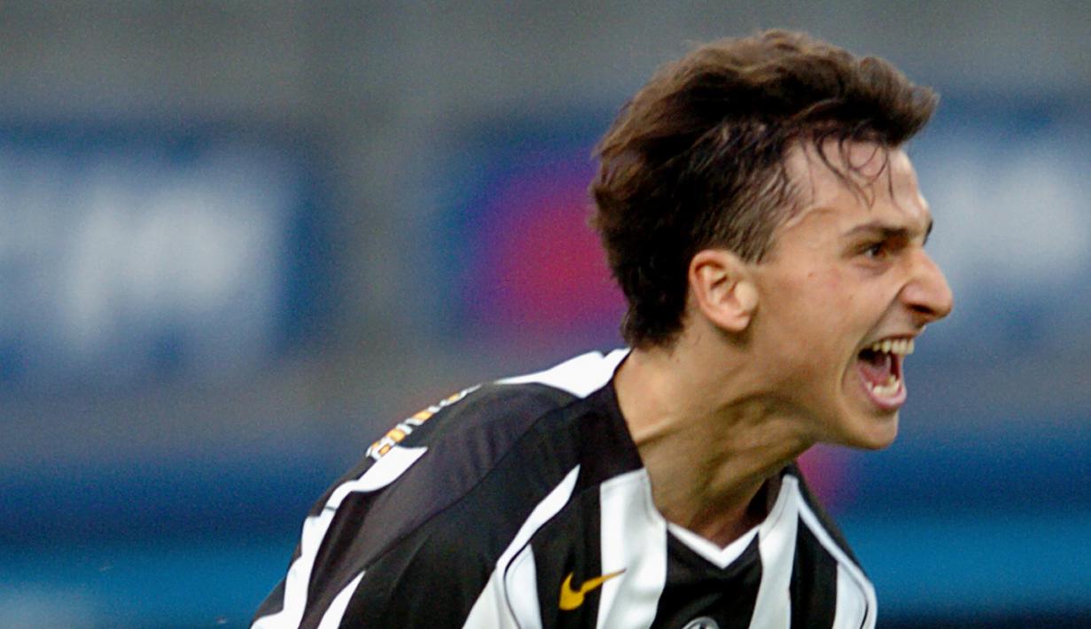 Zlatan Ibrahimovic merayakan gol yang dicetaknya ke gawang Chievo saat bermain untuk Juventus pada laga Liga Italia di Delle Alpi stadium, Turin 31 October 2004. (AFP/Paco Serinelli)