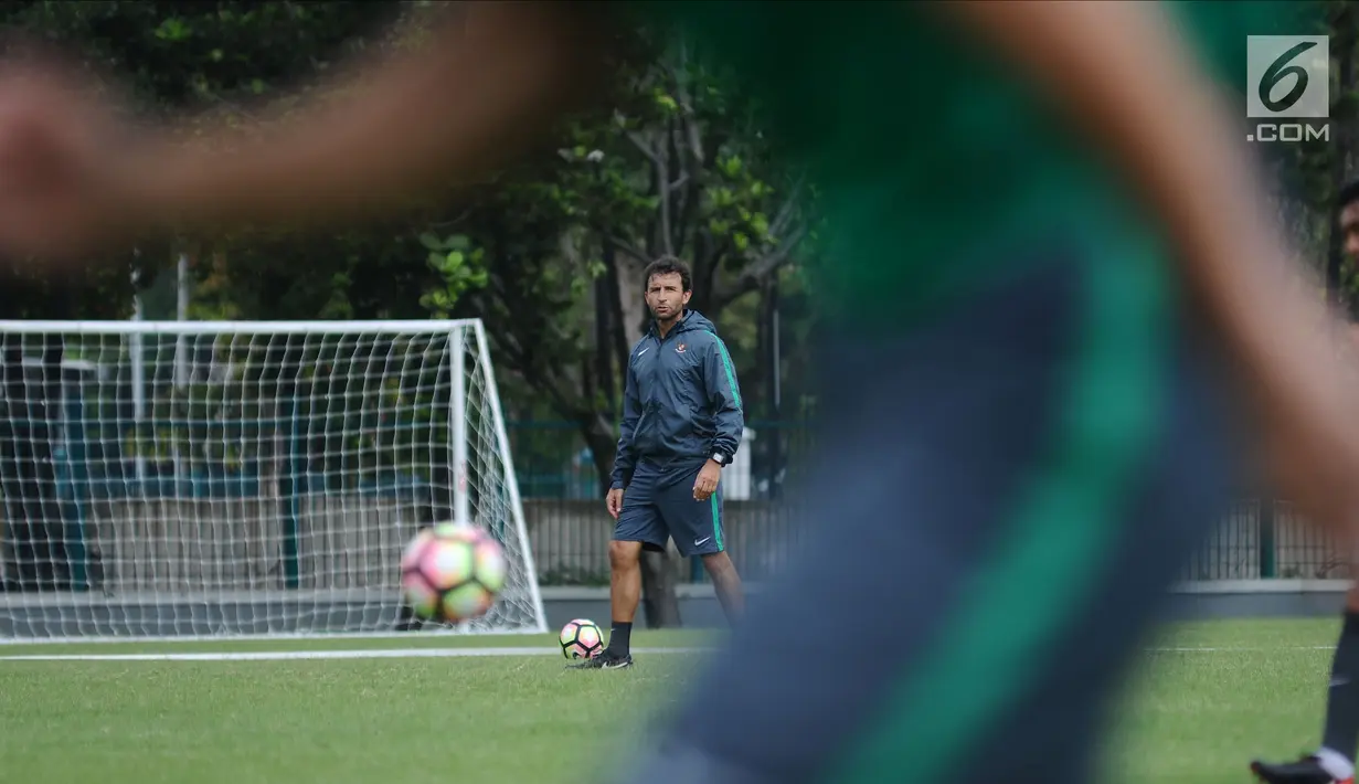 Pelatih Luis Milla melihat proses latihan Timnas Indonesia U-23 di Lapangan ABC Senayan, Jakarta, Selasa (20/2). Jelang berlaga di Asian Games 2018, pemain Timnas Indonesia U-23 kembali melakukan pemusatan latihan. (Liputan6.com/Helmi Fithriansyah)
