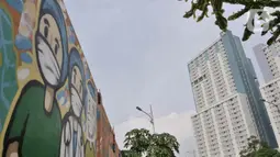 Mural dukungan untuk tim medis Covid-19 di kawasan Sunter, Jakarta, Rabu (27/5/2020). Mural bergambarkan sosok tim medis dan ungkapan doa ini berada di seberang RS Darurat Wisma Atlet yang dibuat oleh Karang Taruna Kelurahan Sunter Jaya. (merdeka.com/Iqbal S. Nugroho)