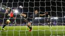 Pemain Chelsea, Cesar Azpilicueta dan Gary Cahill menghalau bola yang masuk ke gawangnya saat melawan Leicester City pada putaran ketiga Piala Liga Inggris di Stadion King Power, (21/9/2016) dini hari WIB. (Reuters/Darren Staples)