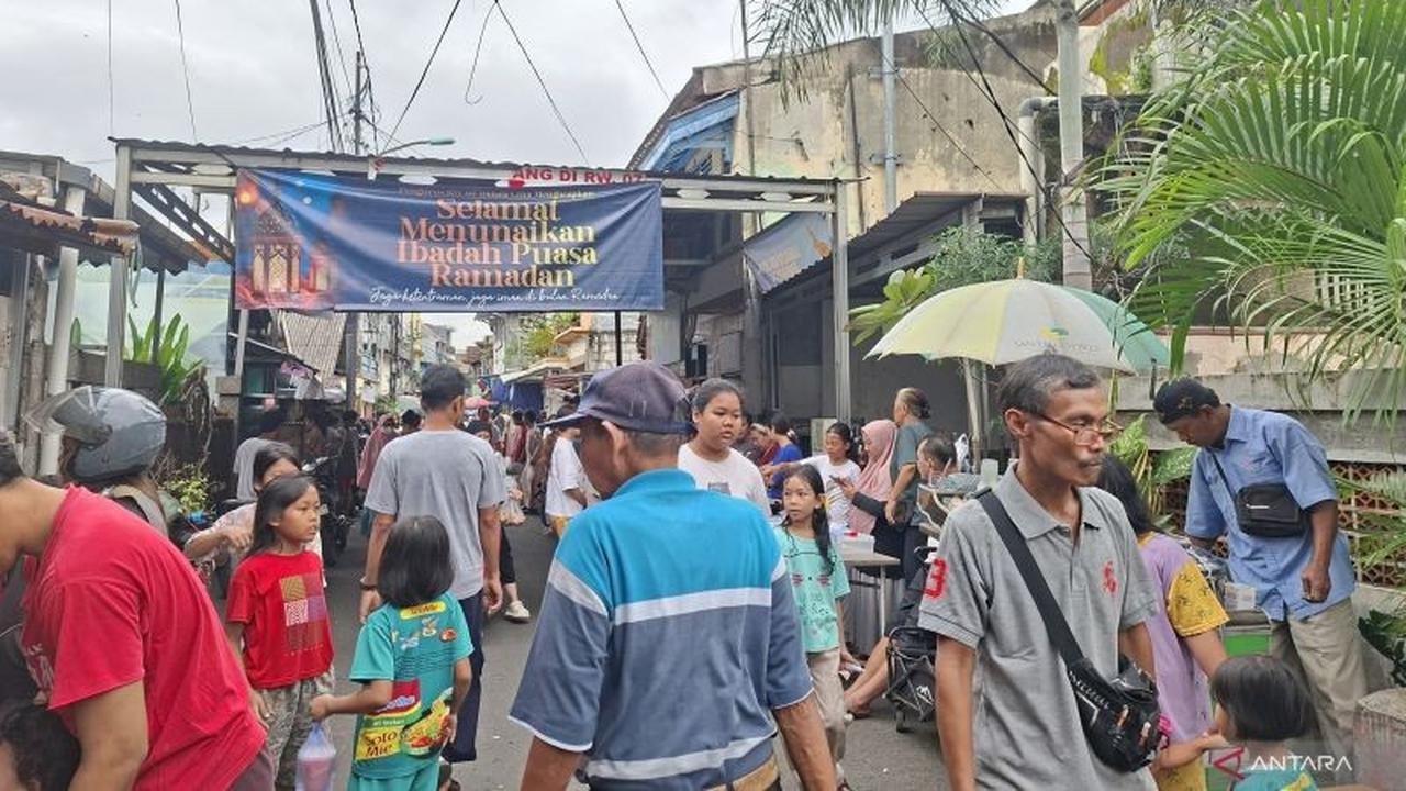 Warga Bidara Cina Tetap Berburu Takjil di Tengah Rendaman Banjir: Semangat Ramadan Tak Surut