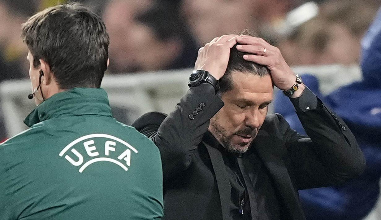 Pelatih Atletico Madrid, Diego Simeone, tampak kecewa setelah ditaklukkan Borussia Dortmund  dalam duel leg kedua perempat final Liga Champions di Stadion Signal-Iduna Park, Rabu (17/4/2024).  (AP Photo/Martin Meissner)