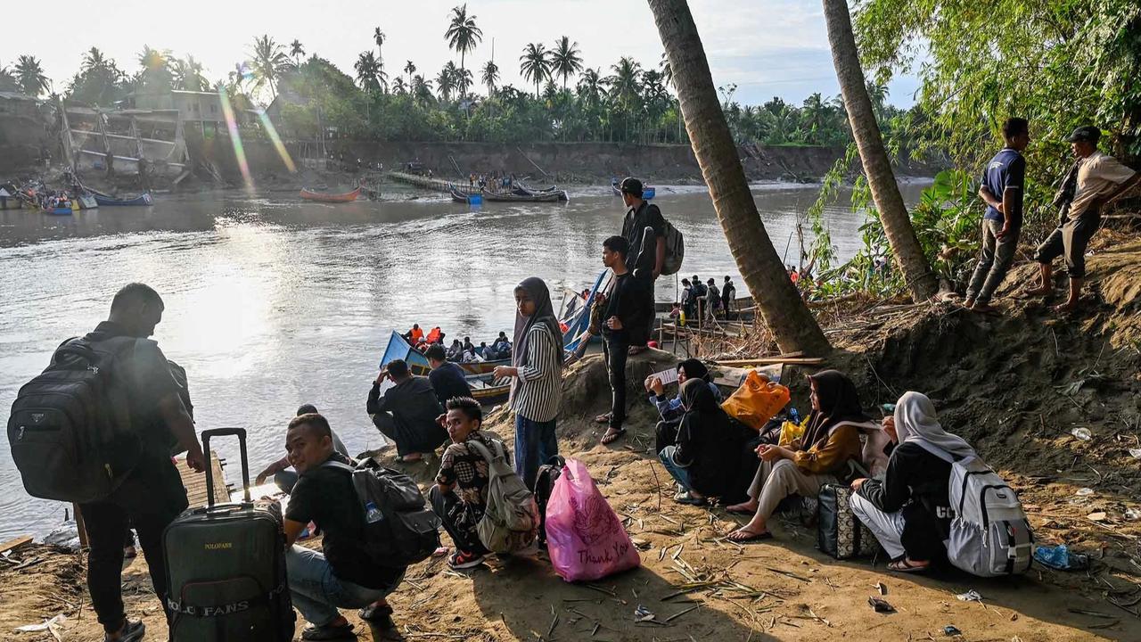 FOTO: Akses Terputus, Warga Kuta Blang Andalkan Penyeberangan Perahu Nelayan