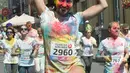 Ekspresi kecerian peserta yang seluruh tubuhnya penuh warna saat mengikuti Color Run di Kiev, Ukraina (4/6). Dalam acara ini peserta yang hadir diperkirakan mencapai ribuan orang. (AFP Photo/Sergei Supinsky)