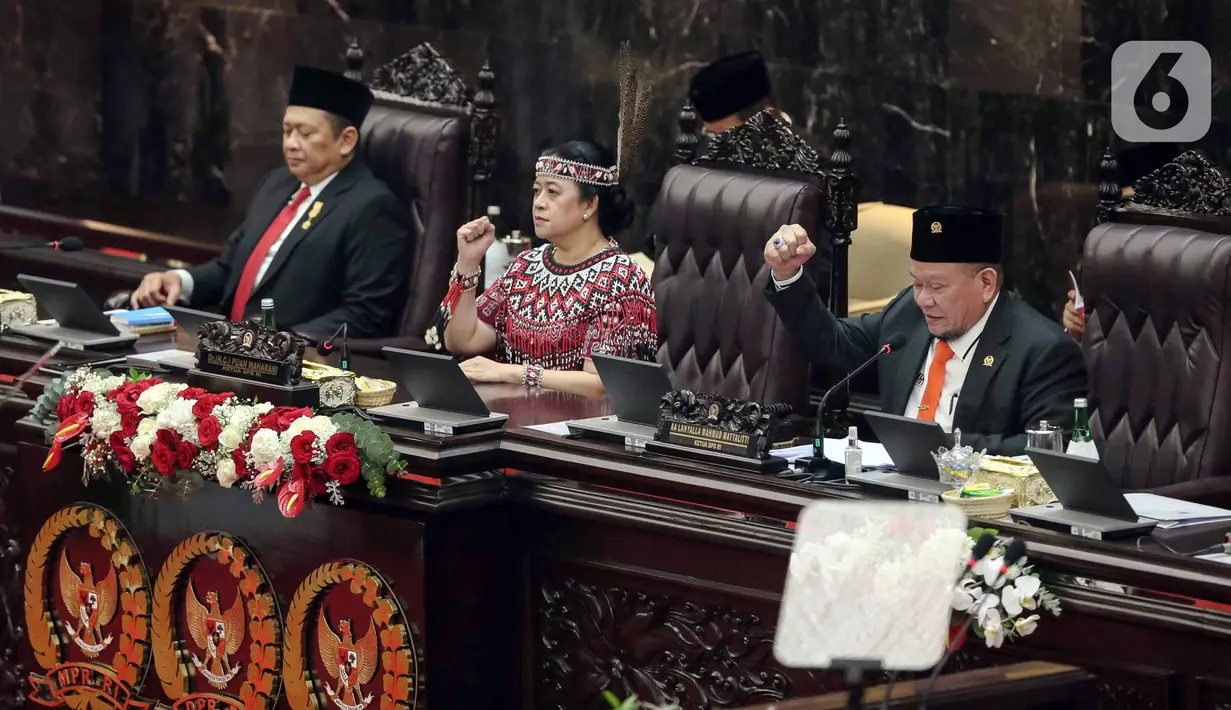 Presiden Jokowi pun disambut langsung Ketua MPR Bambang Soesatyo dan Ketua DPD La Nyalla Mahmud Mattalitti. (Liputan6.com/Faizal Fanani)
