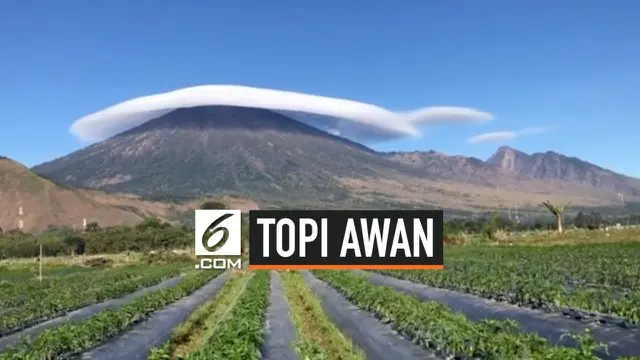 Sebuah fenomena awan berbentuk topi terlihat melingkari puncak Gunung Rinjani di Lombok, Nusa Tenggara Barat. Awan ini terbentuk dari hasil pergerakan angin.