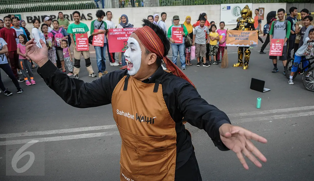 Pantomim sedang  aksi teatrikal Tolak Reklamasi Pesisir saat CFD di kawasan Bundaran HI, Jakarta, Minggu (16/10). Dalam aksinya mereka mengajak masyarakat menjaga lingkungan sekitar. (Liputan6.com/Faizal Fanani)