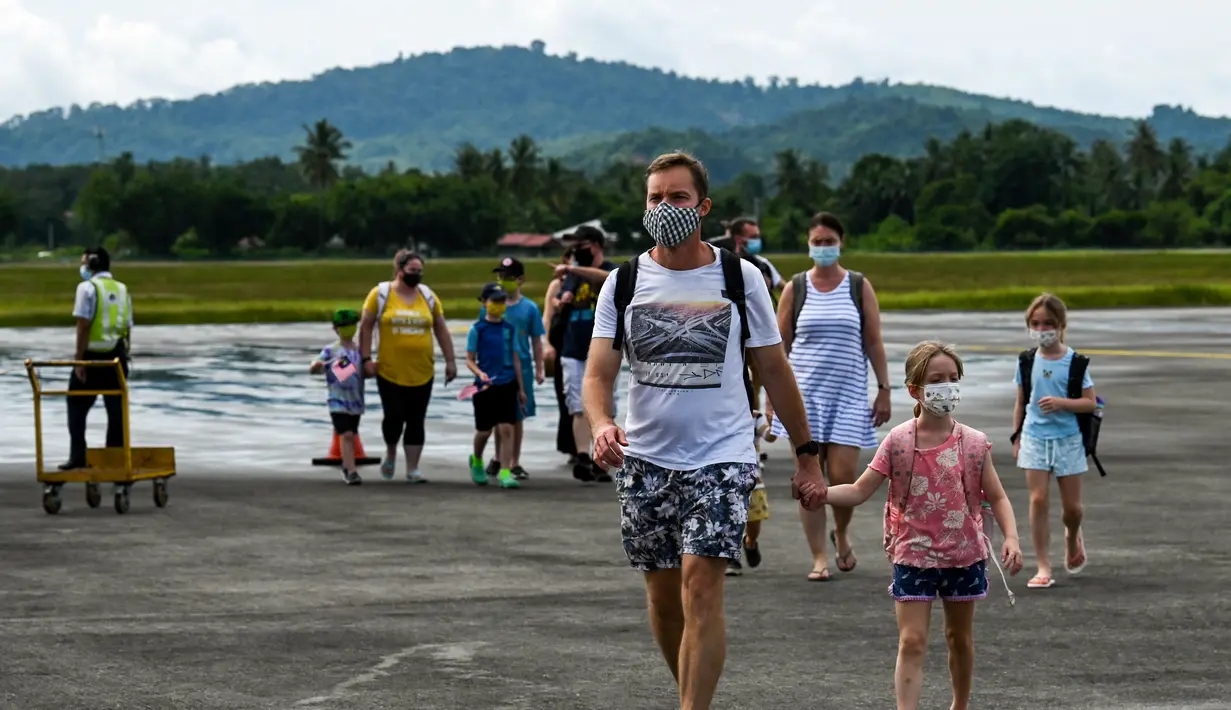 Penumpang turun dari pesawat Malaysia Airlines Boeing 738 setelah mendarat di Langkawi dari Bandara Internasional Kuala Lumpur (16/9/2021). Pulau liburan dibuka kembali untuk turis domestik setelah penutupan karena pembatasan Covid-19. (AFP/Mohd Rasfan)
