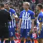 Para pemain Brighton and Hove Albion memprotes keputusan wasit David Coote saat menghadapi Liverpool pada laga pekan ke-30 Premier League 2023/2024 di Anfield Stadium, Liverpool, Minggu (31/3/2024). (AP Photo/Rui Viera)