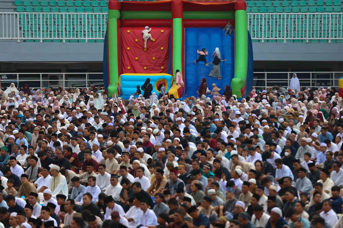 FOTO: Ribuan Warga Bogor Padati Stadion Pakansari untuk Shalat Idul Fitri