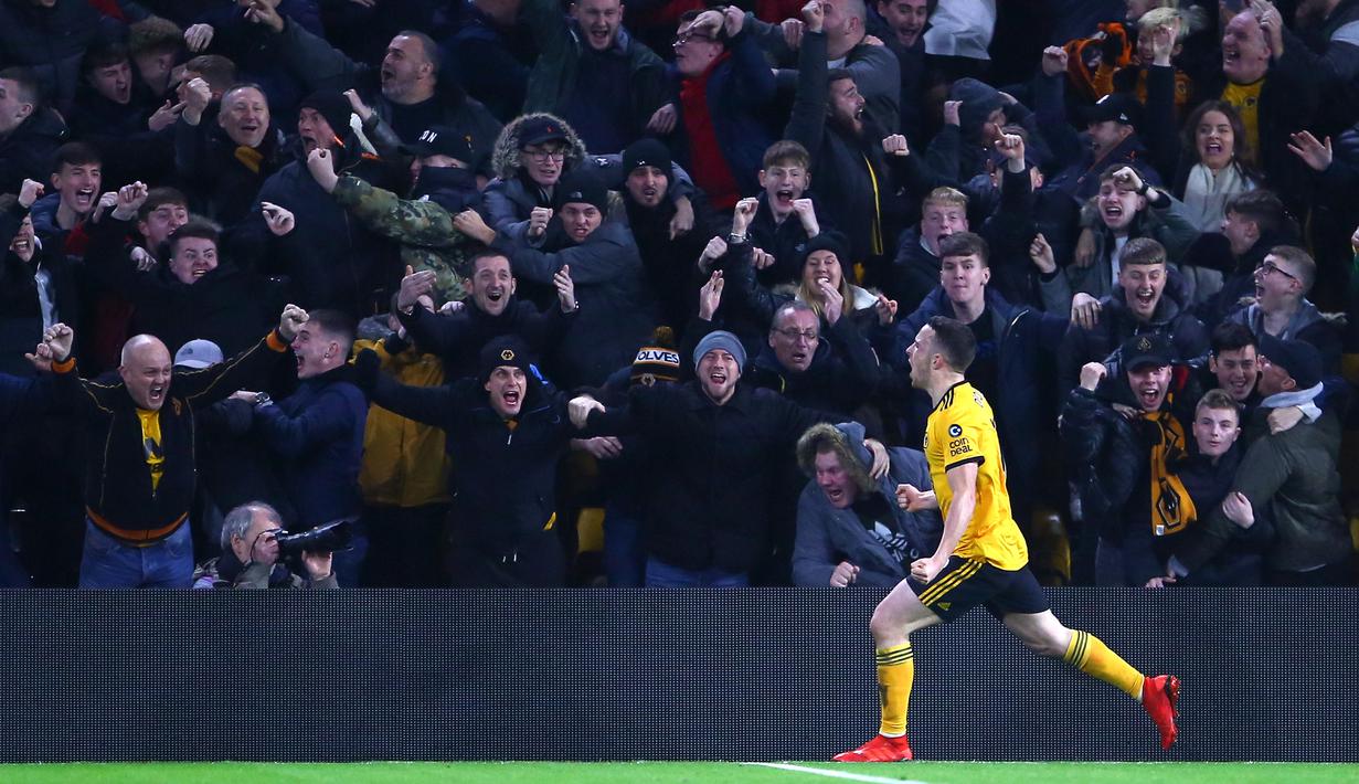 Gelandang Wolverhampton, Diogo Jota, merayakan gol yang dicetaknya ke gawang Chelsea pada laga Premier League di Stadion Molineux Wolves, Kamis (5/12). Wolves menang 2-1 atas Chelsea. (AFP/Geoff Caddick)