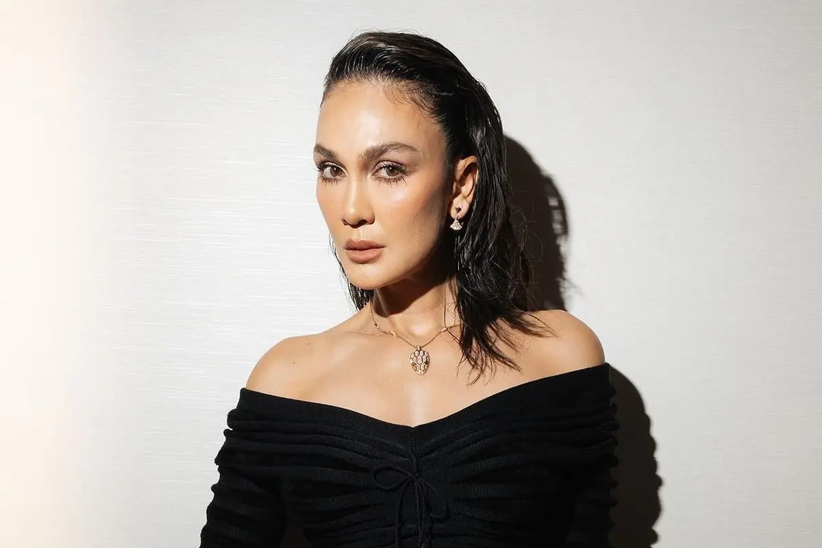 Intip deretan outfit mewah Luna Maya